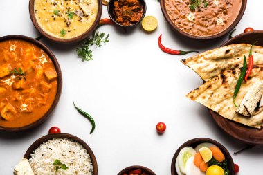 Öğle veya akşam yemeği, pilav, mercimek, paneer, dal makhani, naan, Hint turşusu, çeşitli Hint Gıda moody arka plan üzerinde baharatlar. seçici odak