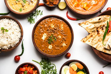 Öğle veya akşam yemeği, pilav, mercimek, paneer, dal makhani, naan, Hint turşusu, çeşitli Hint Gıda moody arka plan üzerinde baharatlar. seçici odak