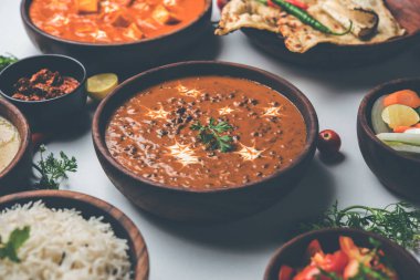 Öğle veya akşam yemeği, pilav, mercimek, paneer, dal makhani, naan, Hint turşusu, çeşitli Hint Gıda moody arka plan üzerinde baharatlar. seçici odak