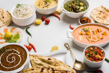 Öğle veya akşam yemeği, pilav, mercimek, paneer, dal makhani, naan, Hint turşusu, çeşitli Hint Gıda moody arka plan üzerinde baharatlar. seçici odak