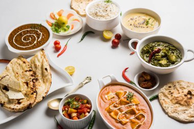 Öğle veya akşam yemeği, pilav, mercimek, paneer, dal makhani, naan, Hint turşusu, çeşitli Hint Gıda moody arka plan üzerinde baharatlar. seçici odak