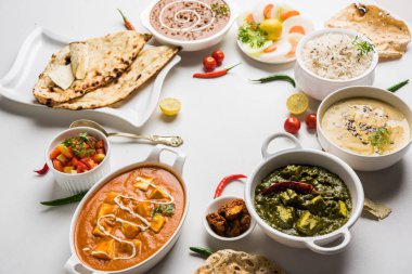 Öğle veya akşam yemeği, pilav, mercimek, paneer, dal makhani, naan, Hint turşusu, çeşitli Hint Gıda moody arka plan üzerinde baharatlar. seçici odak