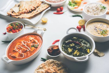 Öğle veya akşam yemeği, pilav, mercimek, paneer, dal makhani, naan, Hint turşusu, çeşitli Hint Gıda moody arka plan üzerinde baharatlar. seçici odak