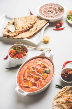 Öğle veya akşam yemeği, pilav, mercimek, paneer, dal makhani, naan, Hint turşusu, çeşitli Hint Gıda moody arka plan üzerinde baharatlar. seçici odak