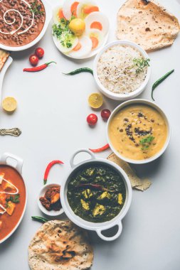 Öğle veya akşam yemeği, pilav, mercimek, paneer, dal makhani, naan, Hint turşusu, çeşitli Hint Gıda moody arka plan üzerinde baharatlar. seçici odak