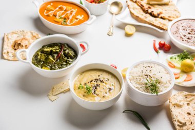 Öğle veya akşam yemeği, pilav, mercimek, paneer, dal makhani, naan, Hint turşusu, çeşitli Hint Gıda moody arka plan üzerinde baharatlar. seçici odak