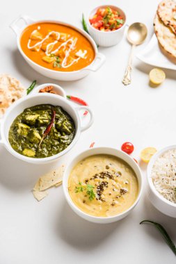 Öğle veya akşam yemeği, pilav, mercimek, paneer, dal makhani, naan, Hint turşusu, çeşitli Hint Gıda moody arka plan üzerinde baharatlar. seçici odak