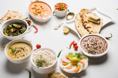 Öğle veya akşam yemeği, pilav, mercimek, paneer, dal makhani, naan, Hint turşusu, çeşitli Hint Gıda moody arka plan üzerinde baharatlar. seçici odak