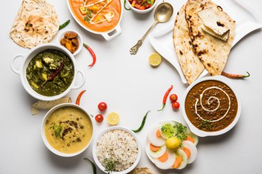 Öğle veya akşam yemeği, pilav, mercimek, paneer, dal makhani, naan, Hint turşusu, çeşitli Hint Gıda moody arka plan üzerinde baharatlar. seçici odak