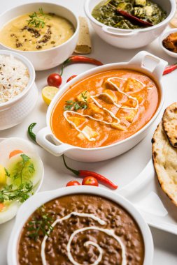 Öğle veya akşam yemeği, pilav, mercimek, paneer, dal makhani, naan, Hint turşusu, çeşitli Hint Gıda moody arka plan üzerinde baharatlar. seçici odak