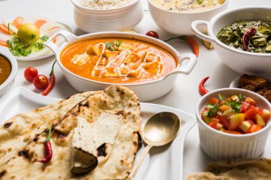 Öğle veya akşam yemeği, pilav, mercimek, paneer, dal makhani, naan, Hint turşusu, çeşitli Hint Gıda moody arka plan üzerinde baharatlar. seçici odak