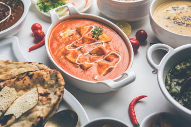 Öğle veya akşam yemeği, pilav, mercimek, paneer, dal makhani, naan, Hint turşusu, çeşitli Hint Gıda moody arka plan üzerinde baharatlar. seçici odak