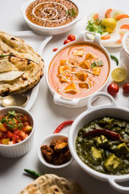 Öğle veya akşam yemeği, pilav, mercimek, paneer, dal makhani, naan, Hint turşusu, çeşitli Hint Gıda moody arka plan üzerinde baharatlar. seçici odak