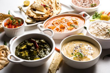 Öğle veya akşam yemeği, pilav, mercimek, paneer, dal makhani, naan, Hint turşusu, çeşitli Hint Gıda moody arka plan üzerinde baharatlar. seçici odak