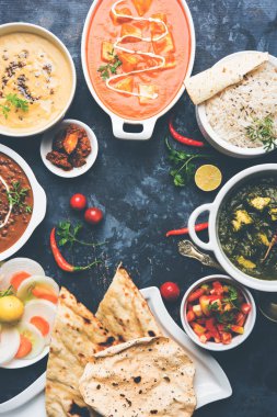 Öğle veya akşam yemeği, pilav, mercimek, paneer, dal makhani, naan, Hint turşusu, çeşitli Hint Gıda moody arka plan üzerinde baharatlar. seçici odak