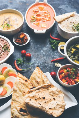 Öğle veya akşam yemeği, pilav, mercimek, paneer, dal makhani, naan, Hint turşusu, çeşitli Hint Gıda moody arka plan üzerinde baharatlar. seçici odak