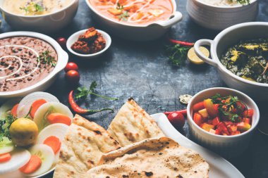 Öğle veya akşam yemeği, pilav, mercimek, paneer, dal makhani, naan, Hint turşusu, çeşitli Hint Gıda moody arka plan üzerinde baharatlar. seçici odak