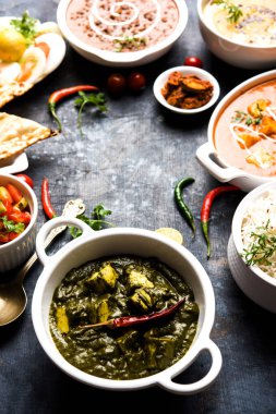 Öğle veya akşam yemeği, pilav, mercimek, paneer, dal makhani, naan, Hint turşusu, çeşitli Hint Gıda moody arka plan üzerinde baharatlar. seçici odak