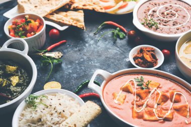 Öğle veya akşam yemeği, pilav, mercimek, paneer, dal makhani, naan, Hint turşusu, çeşitli Hint Gıda moody arka plan üzerinde baharatlar. seçici odak