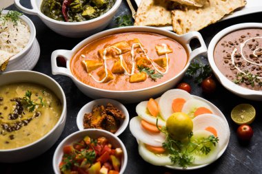 Öğle veya akşam yemeği, pilav, mercimek, paneer, dal makhani, naan, Hint turşusu, çeşitli Hint Gıda moody arka plan üzerinde baharatlar. seçici odak