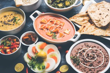 Öğle veya akşam yemeği, pilav, mercimek, paneer, dal makhani, naan, Hint turşusu, çeşitli Hint Gıda moody arka plan üzerinde baharatlar. seçici odak