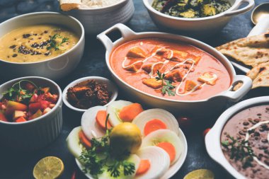 Öğle veya akşam yemeği, pilav, mercimek, paneer, dal makhani, naan, Hint turşusu, çeşitli Hint Gıda moody arka plan üzerinde baharatlar. seçici odak