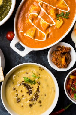 Öğle veya akşam yemeği, pilav, mercimek, paneer, dal makhani, naan, Hint turşusu, çeşitli Hint Gıda moody arka plan üzerinde baharatlar. seçici odak