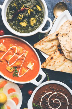 Öğle veya akşam yemeği, pilav, mercimek, paneer, dal makhani, naan, Hint turşusu, çeşitli Hint Gıda moody arka plan üzerinde baharatlar. seçici odak