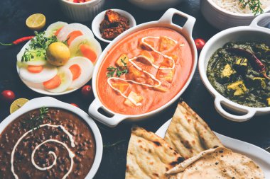 Öğle veya akşam yemeği, pilav, mercimek, paneer, dal makhani, naan, Hint turşusu, çeşitli Hint Gıda moody arka plan üzerinde baharatlar. seçici odak