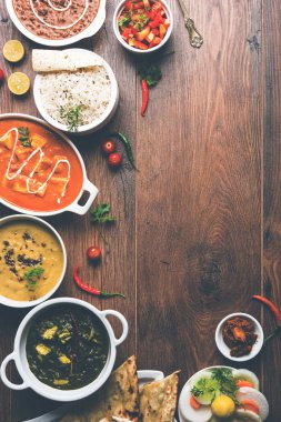 Öğle veya akşam yemeği, pilav, mercimek, paneer, dal makhani, naan, Hint turşusu, çeşitli Hint Gıda moody arka plan üzerinde baharatlar. seçici odak