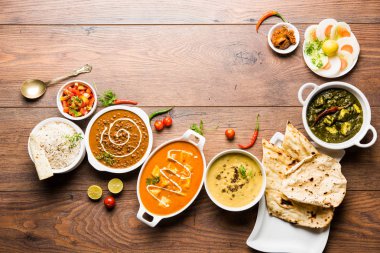 Öğle veya akşam yemeği, pilav, mercimek, paneer, dal makhani, naan, Hint turşusu, çeşitli Hint Gıda moody arka plan üzerinde baharatlar. seçici odak