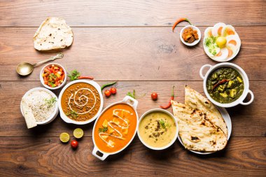 Öğle veya akşam yemeği, pilav, mercimek, paneer, dal makhani, naan, Hint turşusu, çeşitli Hint Gıda moody arka plan üzerinde baharatlar. seçici odak
