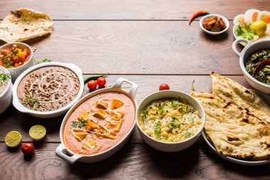 Öğle veya akşam yemeği, pilav, mercimek, paneer, dal makhani, naan, Hint turşusu, çeşitli Hint Gıda moody arka plan üzerinde baharatlar. seçici odak