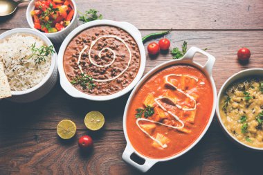 Öğle veya akşam yemeği, pilav, mercimek, paneer, dal makhani, naan, Hint turşusu, çeşitli Hint Gıda moody arka plan üzerinde baharatlar. seçici odak