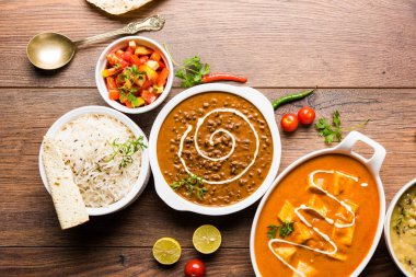 Öğle veya akşam yemeği, pilav, mercimek, paneer, dal makhani, naan, Hint turşusu, çeşitli Hint Gıda moody arka plan üzerinde baharatlar. seçici odak