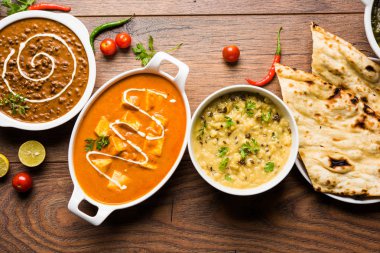 Öğle veya akşam yemeği, pilav, mercimek, paneer, dal makhani, naan, Hint turşusu, çeşitli Hint Gıda moody arka plan üzerinde baharatlar. seçici odak