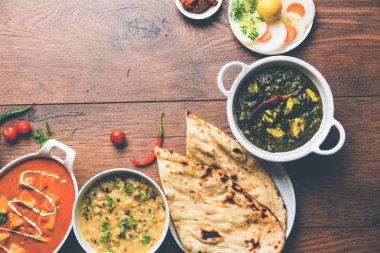 Öğle veya akşam yemeği, pilav, mercimek, paneer, dal makhani, naan, Hint turşusu, çeşitli Hint Gıda moody arka plan üzerinde baharatlar. seçici odak