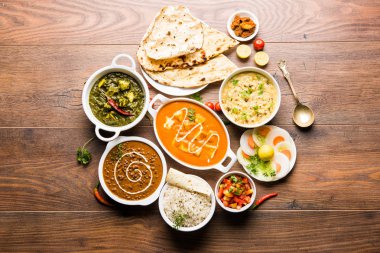 Öğle veya akşam yemeği, pilav, mercimek, paneer, dal makhani, naan, Hint turşusu, çeşitli Hint Gıda moody arka plan üzerinde baharatlar. seçici odak