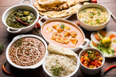 Öğle veya akşam yemeği, pilav, mercimek, paneer, dal makhani, naan, Hint turşusu, çeşitli Hint Gıda moody arka plan üzerinde baharatlar. seçici odak