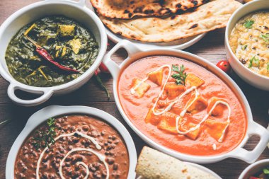 Öğle veya akşam yemeği, pilav, mercimek, paneer, dal makhani, naan, Hint turşusu, çeşitli Hint Gıda moody arka plan üzerinde baharatlar. seçici odak