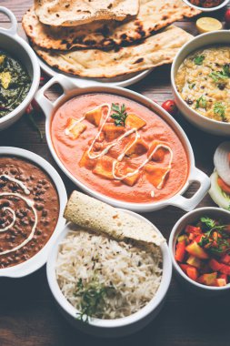 Öğle veya akşam yemeği, pilav, mercimek, paneer, dal makhani, naan, Hint turşusu, çeşitli Hint Gıda moody arka plan üzerinde baharatlar. seçici odak