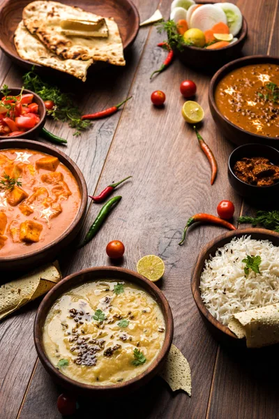 Öğle veya akşam yemeği, pilav, mercimek, paneer, dal makhani, naan, Hint turşusu, çeşitli Hint Gıda moody arka plan üzerinde baharatlar. seçici odak