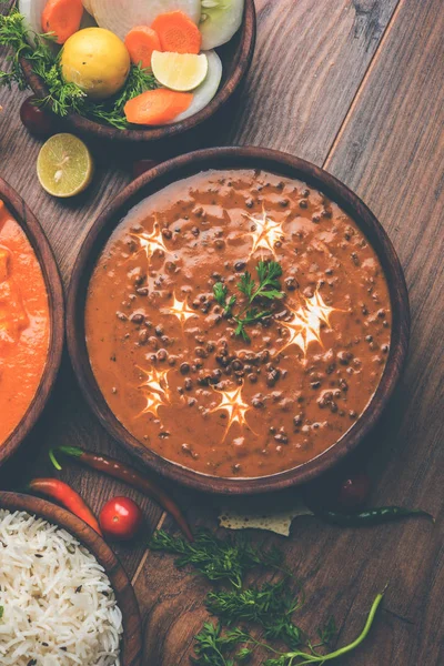 Öğle veya akşam yemeği, pilav, mercimek, paneer, dal makhani, naan, Hint turşusu, çeşitli Hint Gıda moody arka plan üzerinde baharatlar. seçici odak