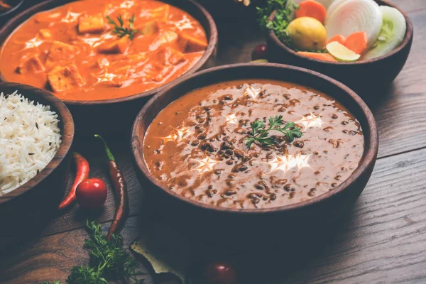 Öğle veya akşam yemeği, pilav, mercimek, paneer, dal makhani, naan, Hint turşusu, çeşitli Hint Gıda moody arka plan üzerinde baharatlar. seçici odak
