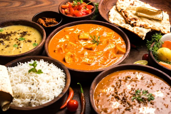 Öğle veya akşam yemeği, pilav, mercimek, paneer, dal makhani, naan, Hint turşusu, çeşitli Hint Gıda moody arka plan üzerinde baharatlar. seçici odak