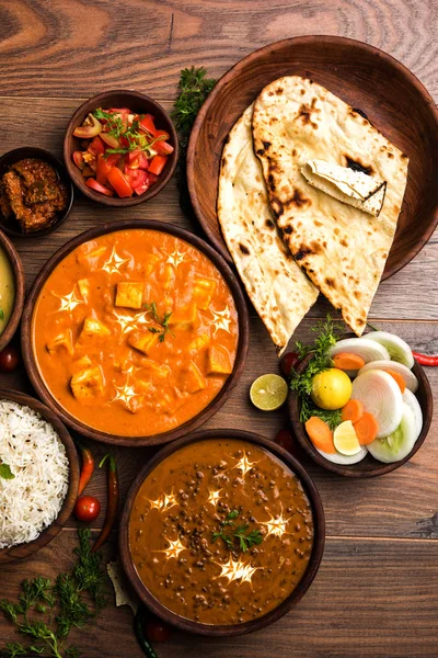Öğle veya akşam yemeği, pilav, mercimek, paneer, dal makhani, naan, Hint turşusu, çeşitli Hint Gıda moody arka plan üzerinde baharatlar. seçici odak