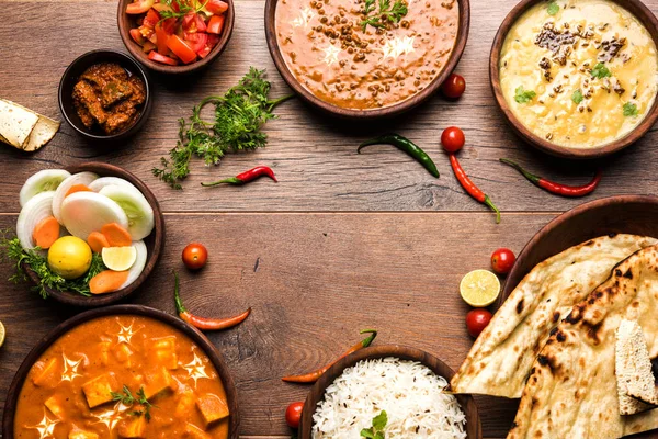 Öğle veya akşam yemeği, pilav, mercimek, paneer, dal makhani, naan, Hint turşusu, çeşitli Hint Gıda moody arka plan üzerinde baharatlar. seçici odak