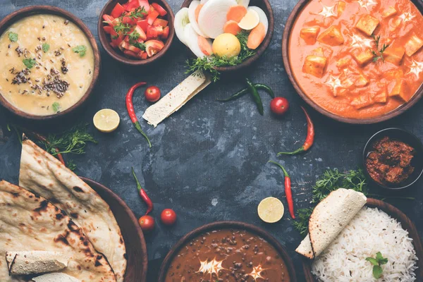 Öğle veya akşam yemeği, pilav, mercimek, paneer, dal makhani, naan, Hint turşusu, çeşitli Hint Gıda moody arka plan üzerinde baharatlar. seçici odak