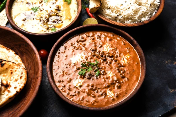 Öğle veya akşam yemeği, pilav, mercimek, paneer, dal makhani, naan, Hint turşusu, çeşitli Hint Gıda moody arka plan üzerinde baharatlar. seçici odak