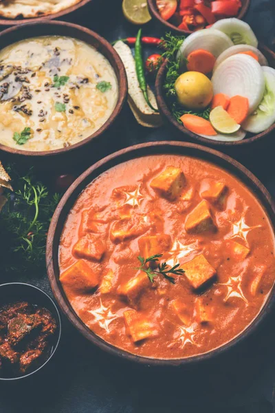 Öğle veya akşam yemeği, pilav, mercimek, paneer, dal makhani, naan, Hint turşusu, çeşitli Hint Gıda moody arka plan üzerinde baharatlar. seçici odak